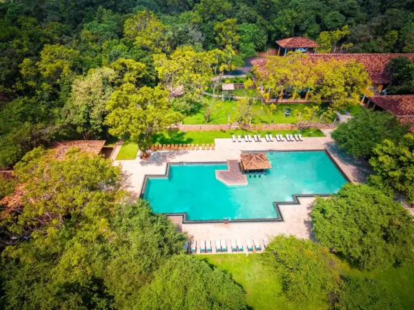 amaya_lake_dambulla_pool