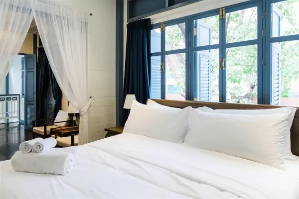 Bangkok_-_Baan_Vajra_Boutiqe_hotel_classical_deluxe_room_1