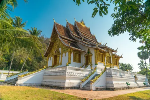 Easia_Travel_Luang_Prabang_-_Monks_in_temple__DSC8661-1000px