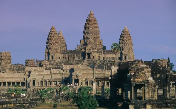 Easia_Travel_Siem_Reap_-_Phnom_Bakheng_temple_Angkor-Wat---Cambodia-1000px