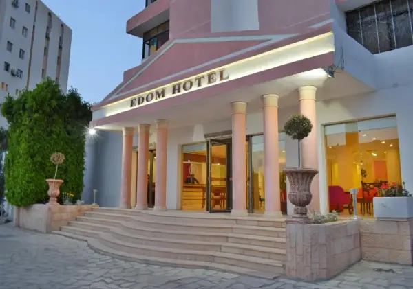 Hotel Edom, esterni