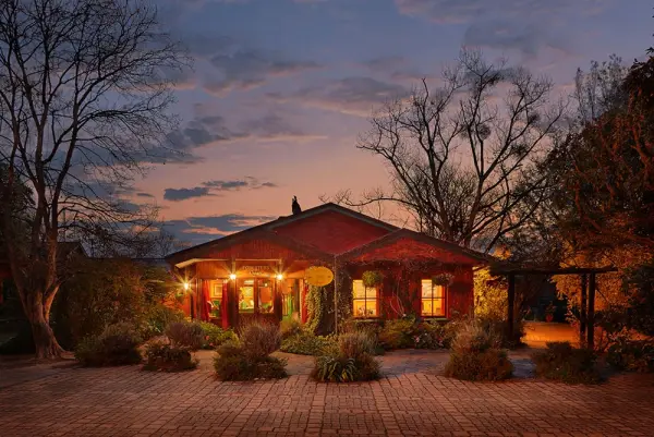 Foresters_Arms_Hotel_exterior_sunset