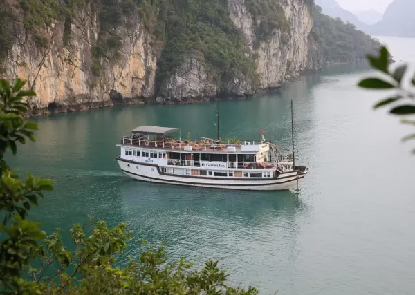 Halong_Bay_-_Garden_bay_Cruise