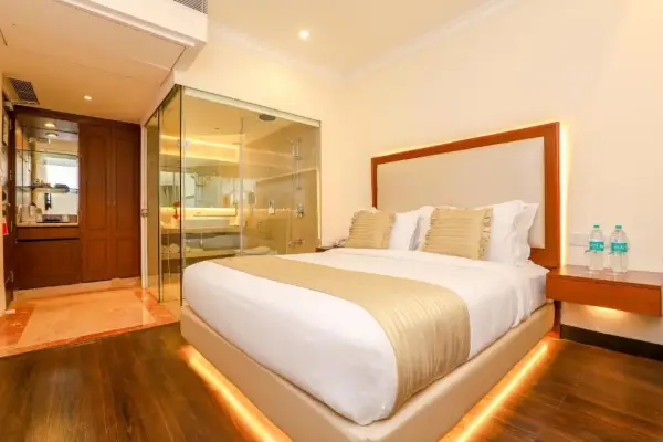 Hotel_The_Royal_Plaza_premium_deluxe_room