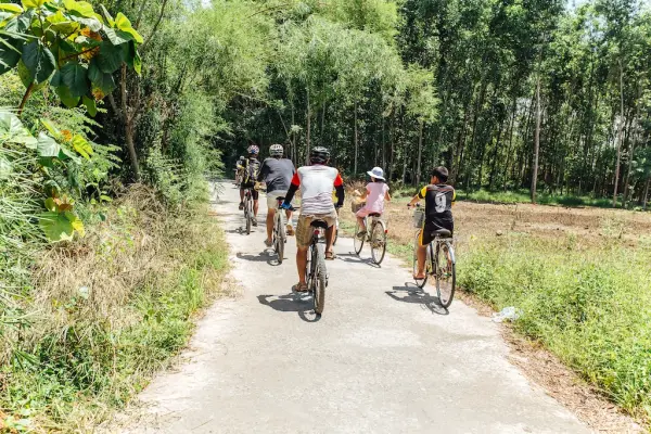 Hue-cycling_north_Vietnam