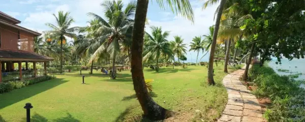 Kumarakom_Eastend_Lakesong_Resort_garden