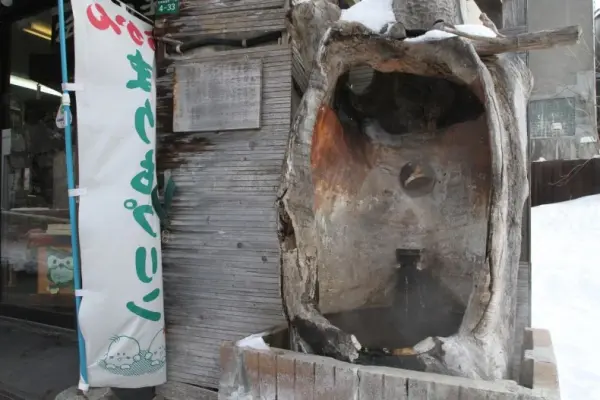 Lago Akan, lavabo antico in legno