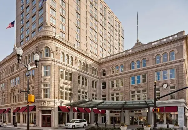 Lancaster Marriott at Penn Square, esterni