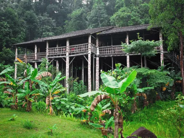 longhouse_in_borneo_malesia