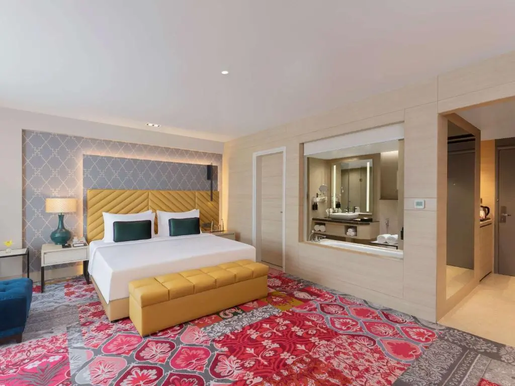 Agra_-_hotel_grand_mercure_deluxe_room_2