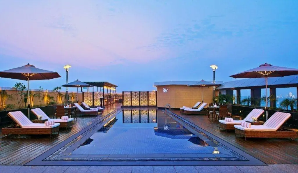 Agra_-_hotel_grand_mercure_pool