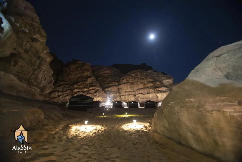 Wadi Rum Alladin esterno notte