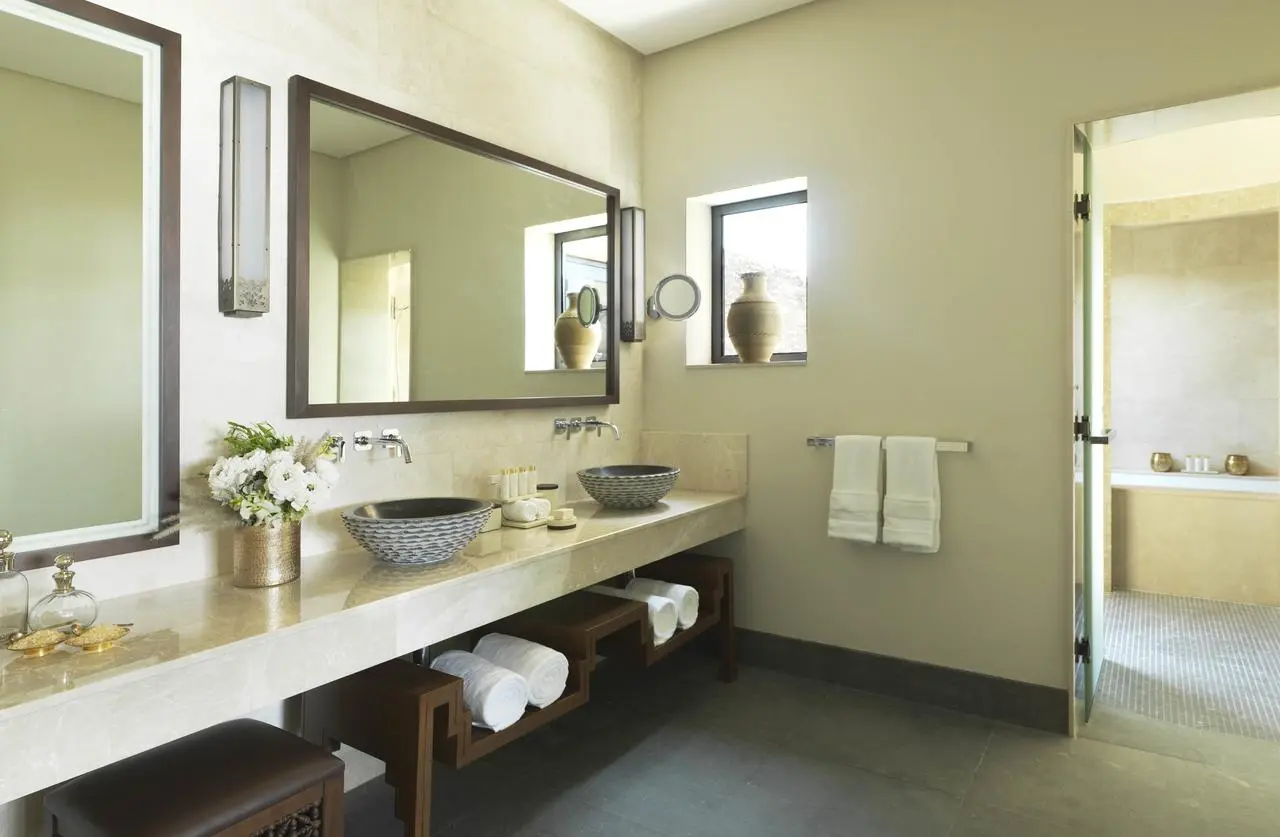 Anantara_Al_Jabar_Al_Akhdar_luxury_bathroom_in_canyon_view_room