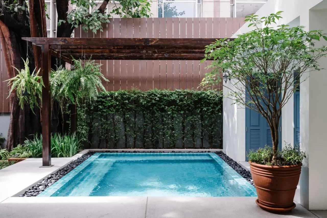 Bangkok_-_Baan_Vajra_Boutiqe_hotel_pool