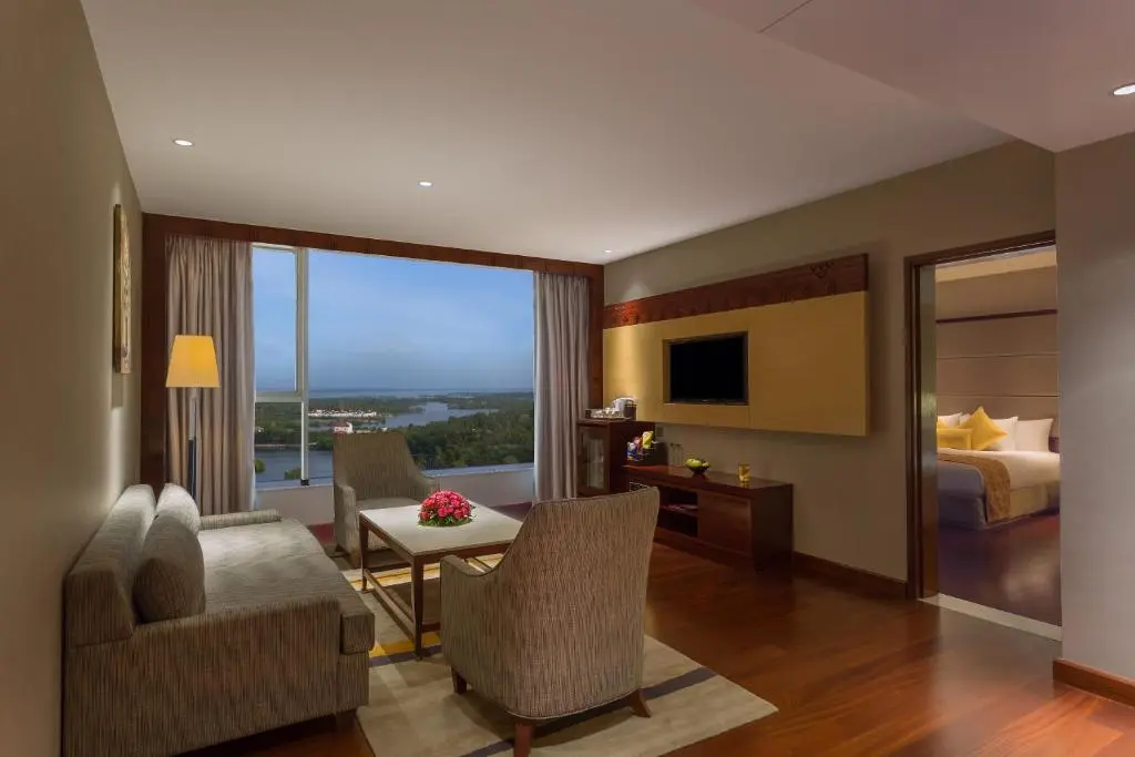 Crowne_Plaza_Kochi_suite_room