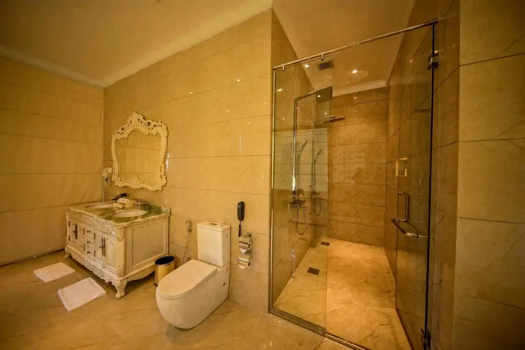 golden_crown_bathroom