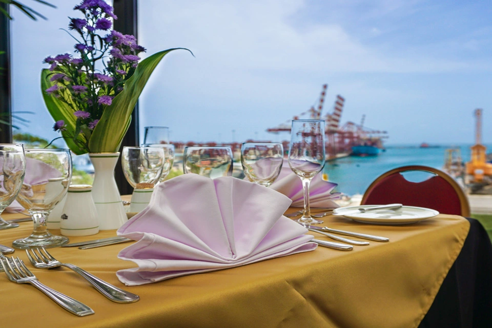 Grand Oriental, Ristorante con vista