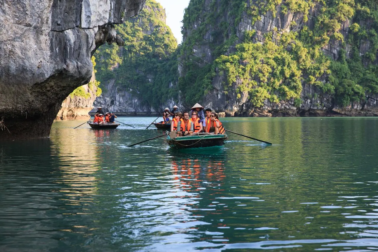 Halong_Bay_-_Garden_bay_Cruise_-_activity