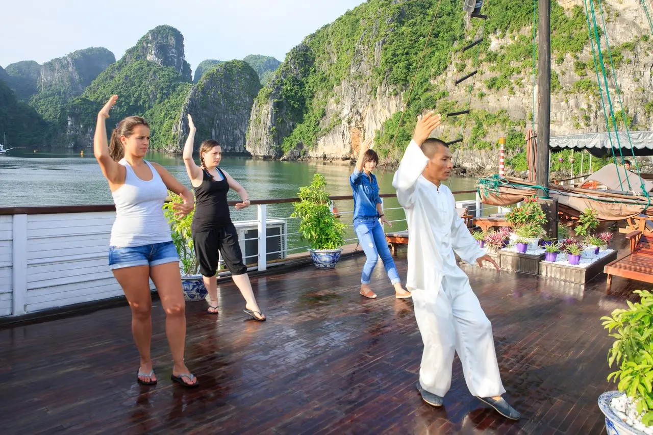 Halong_Bay_-_Garden_bay_Cruise_-_deck_I