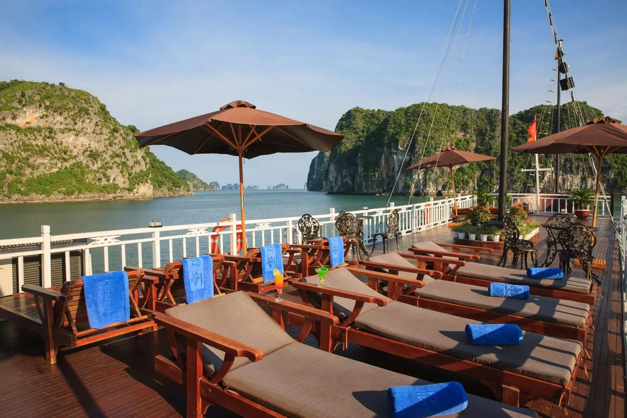 Halong_Bay_-_Garden_bay_Cruise_-_deck_II