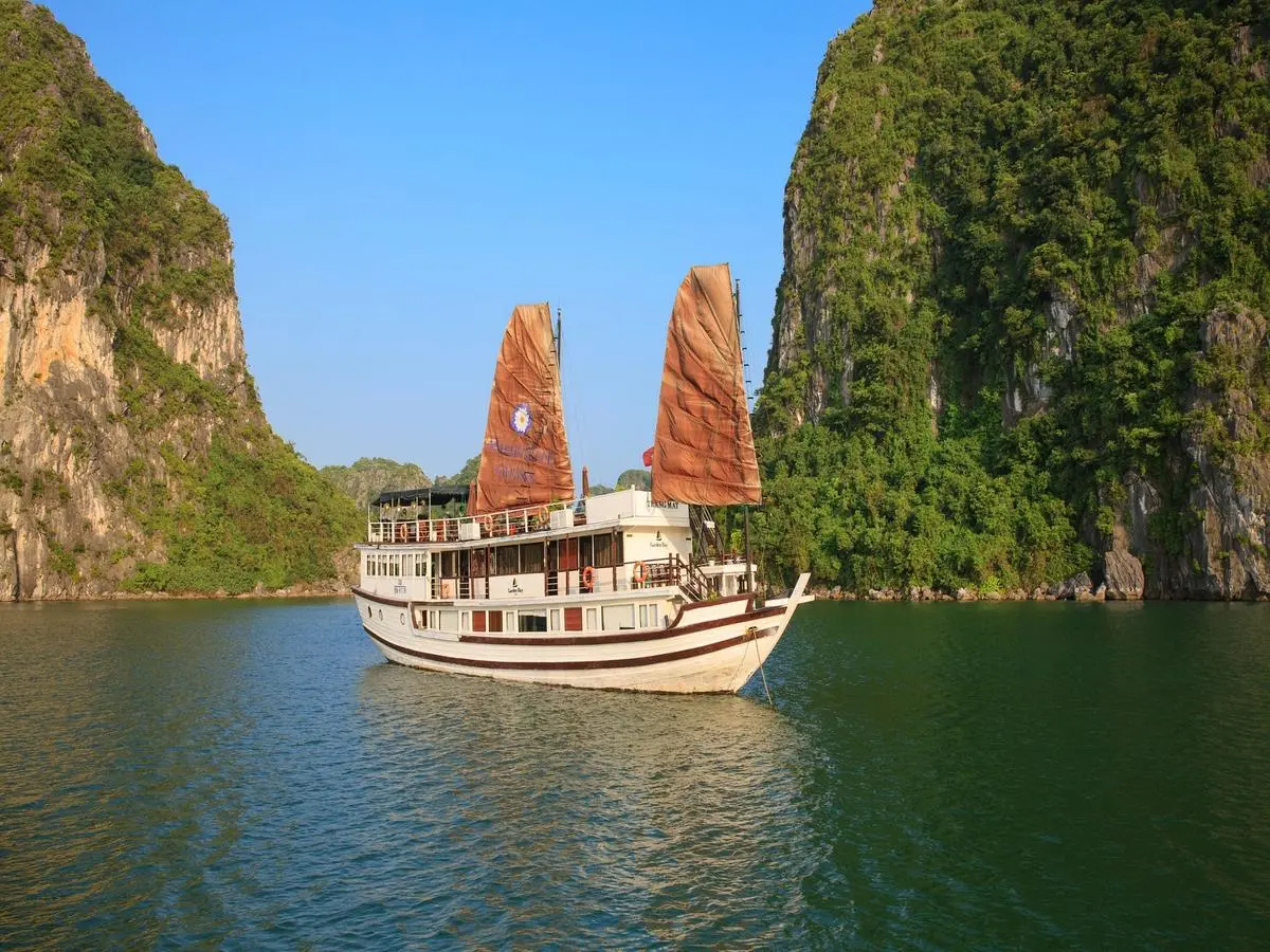 Halong_Bay_-_Garden_bay_Cruise_-_vista