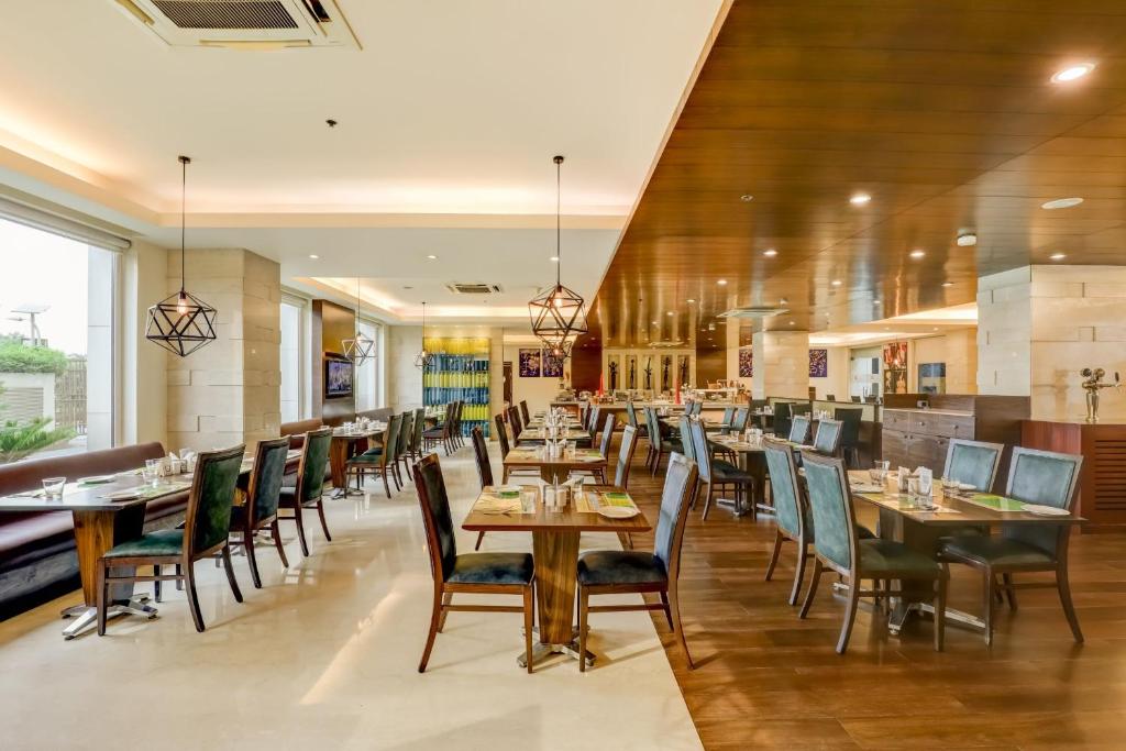 india_Lemon_Tree_hotel_restaurant