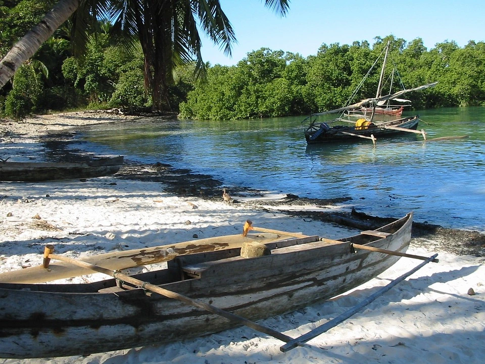 Madagascar, piroghe in laguna