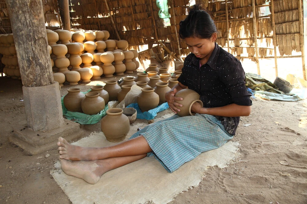 Michel_Gotin_Kampong_Chhnang_-_Village_Kompong-Chhnang-lady-making-pottery-1000px