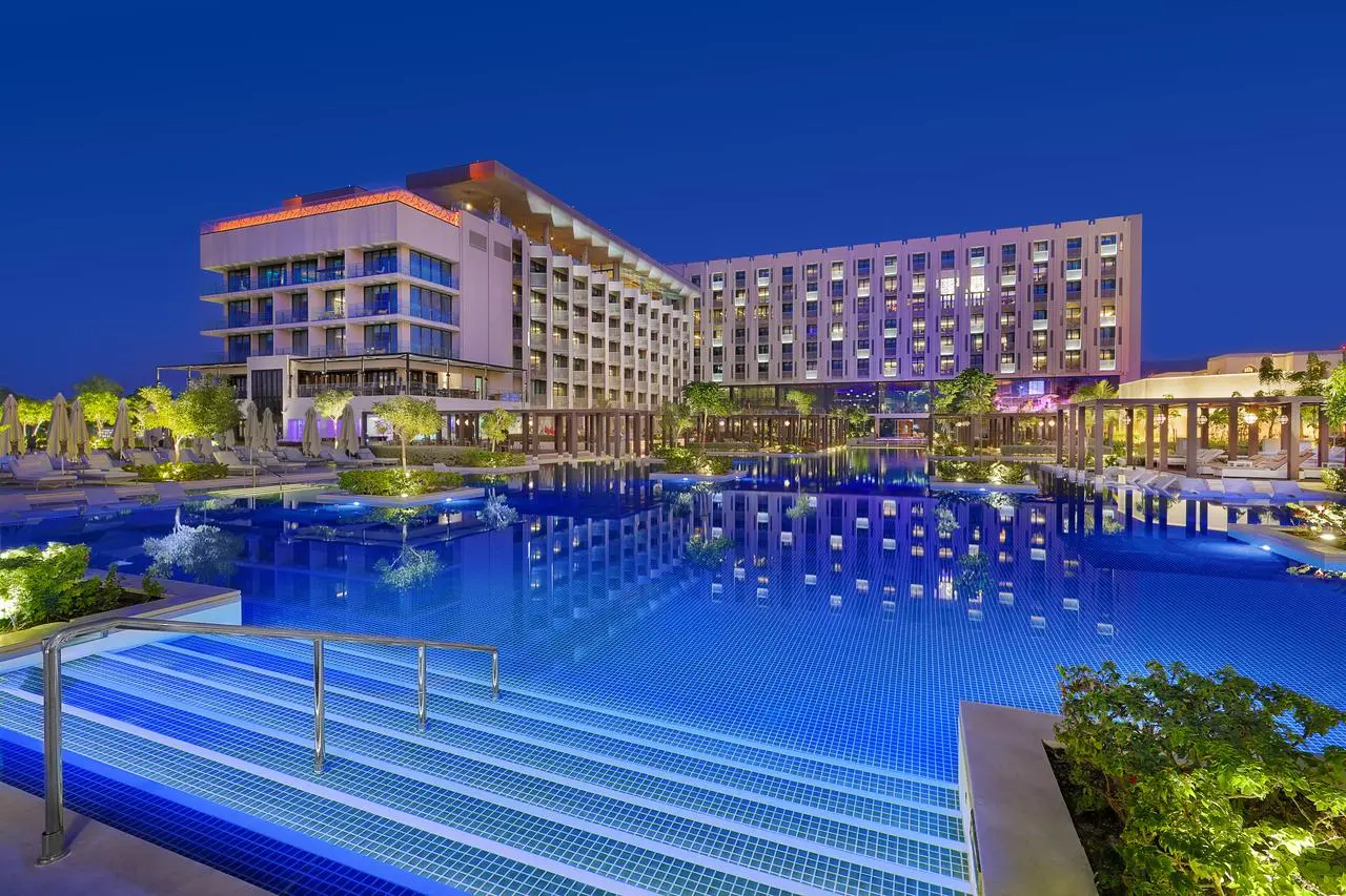 Muscat_-_W_hotel_pool