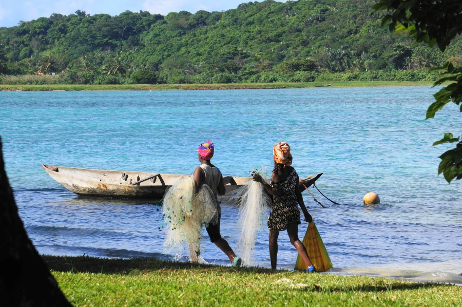 Nosy St. Marie, Donne a pesca con le loro reti (ph. Masoambo Lodge)