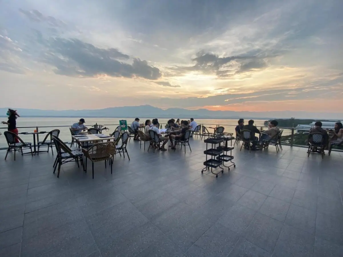 Phayao_-_M2_hotel_Waterside_rooftop