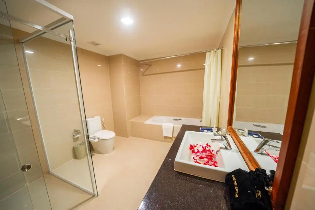 Pursat_Riverside_Hotel___Spa_bathroom