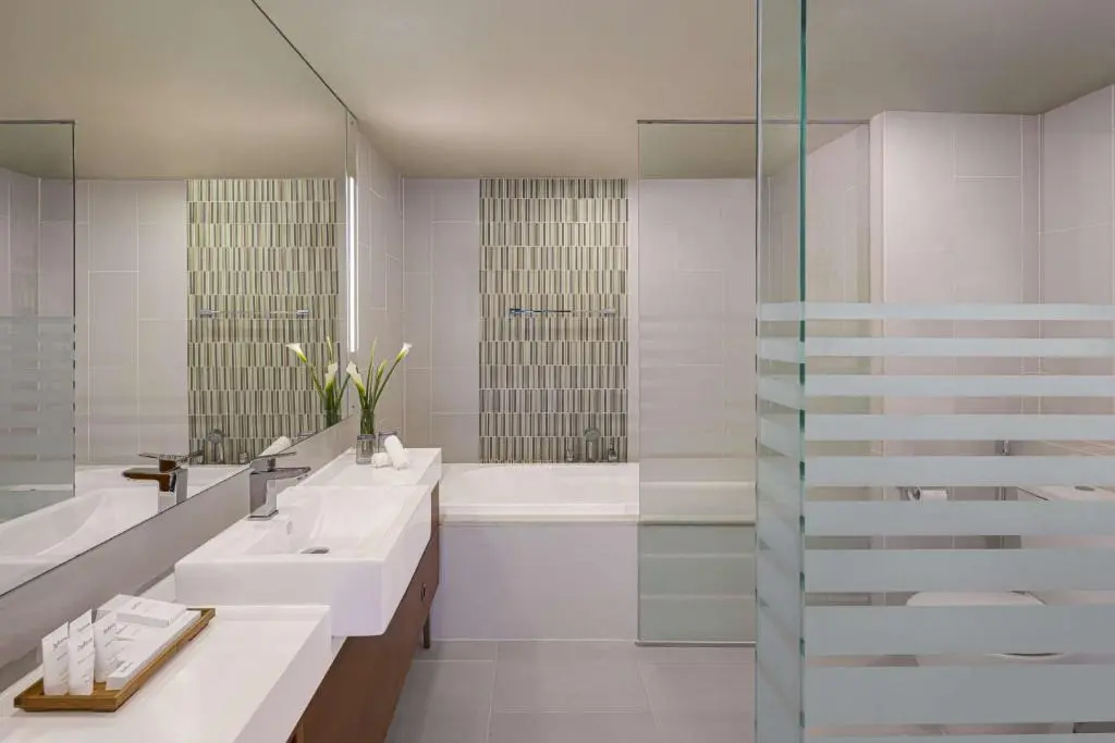 Radisson_Hotel_bathroom_suite