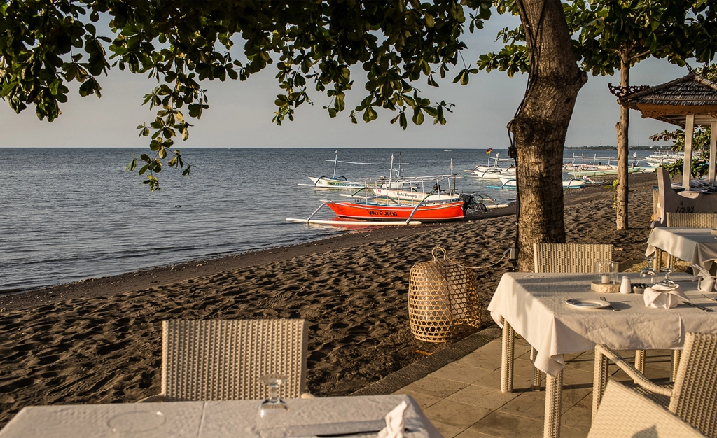 resort-beach-dining_the_lovina