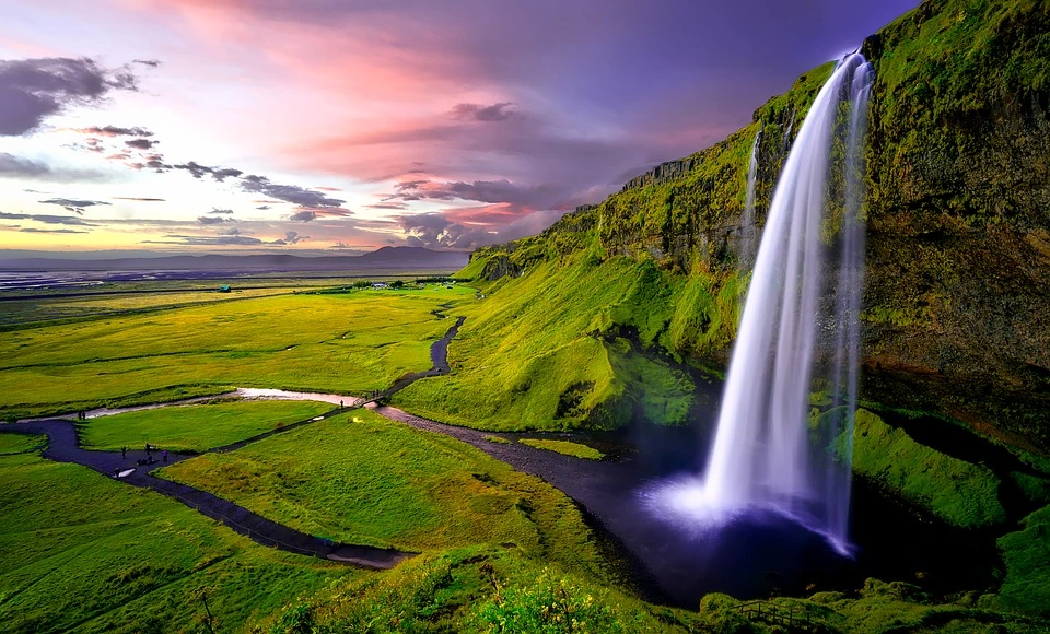 Islanda, cascata Seljalandfoss