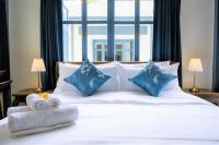 Bangkok_-_Baan_Vajra_Boutiqe_hotel_classical_deluxe_room