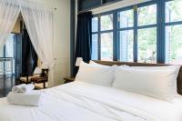 Bangkok_-_Baan_Vajra_Boutiqe_hotel_classical_deluxe_room_1