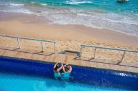 Coral Rock, Piscina e spiaggia