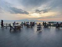 Phayao_-_M2_hotel_Waterside_rooftop