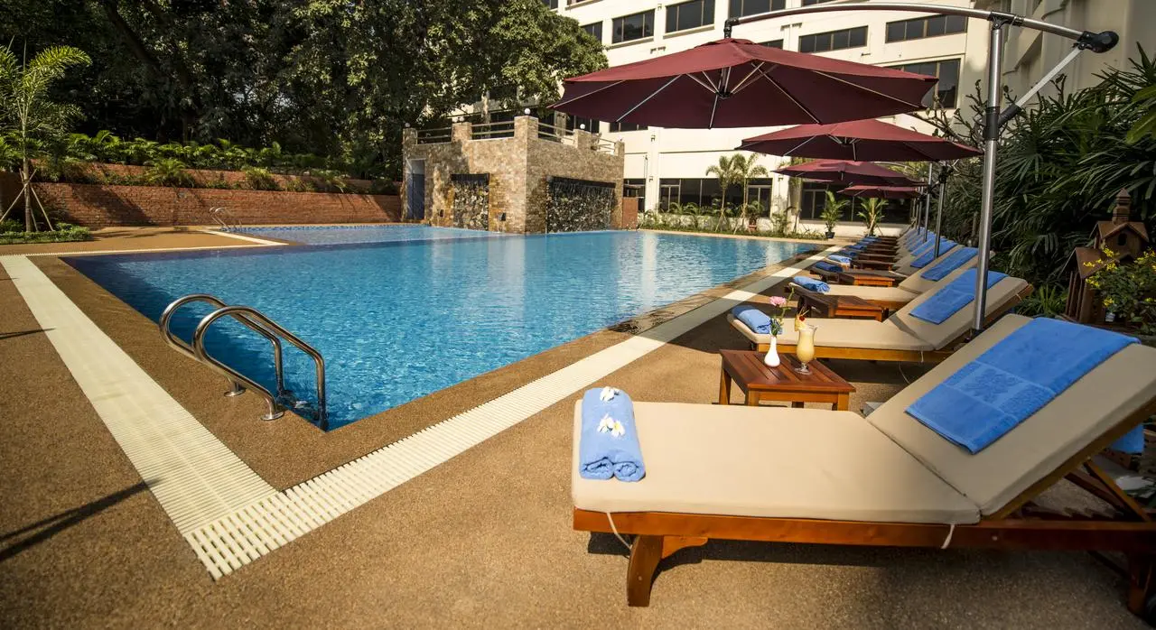 Yangon_-_Rose_Garden_Hotel_piscina